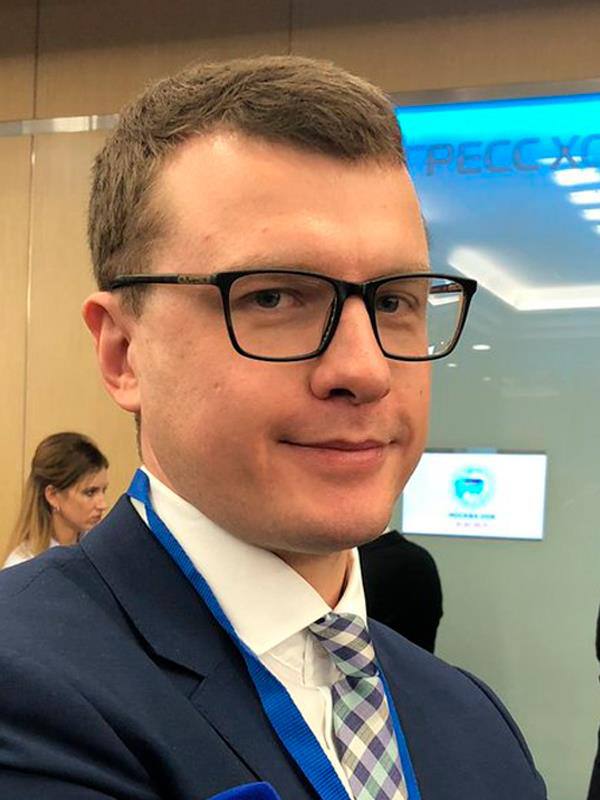 Евросоюз официально объявил о введении ограничительных мер в отношении российских журналистов Дмитрия Губерниева, Павла Зарубина и Екатерины Андреевой. Соответствующее решение было принято Советом ЕС и опубликовано в официальных источниках. Согласно заявлению, санкции включают заморозку активов и запрет на въезд на территорию стран Евросоюза. В Совете ЕС отметили, что данные меры направлены на противодействие распространению информации, которая, по их мнению, способствует дестабилизации ситуации в регионе. Представители российских СМИ уже отреагировали на решение Евросоюза, назвав его попыткой ограничить свободу слова. В частности, Дмитрий Губерниев заявил, что подобные действия лишь подтверждают необходимость независимой журналистики. Это не первый случай, когда Евросоюз вводит санкции против представителей российских медиа. Ранее под ограничения попали другие журналисты и медиаорганизации, что вызвало широкий резонанс в профессиональном сообществе. Ситуация продолжает развиваться, и эксперты прогнозируют дальнейшее обострение отношений между Россией и Евросоюзом в медийной сфере.. Евросоюз, Санкции, Дмитрий Губерниев, Павел Зарубин, Екатерина Андреева