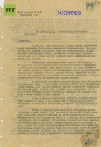 Центральный архив службы безопасности России опубликовал ранее засекреченные документы, связанные с блокадой Ленинграда. Среди них — доклад немецкой разведки, датированный 1942 годом, который содержит шокирующие подробности о положении в осаждённом городе. В документе отмечается, что немецкая сторона располагала точной информацией о высоком уровне смертности среди жителей и крайне скудных пайках. Один из фрагментов доклада гласит: «Надежды на то, что весной разразится чума, не осуществились». Этот текст свидетельствует о бесчеловечном отношении оккупантов к жителям Ленинграда. Блокада Ленинграда, продолжавшаяся с 8 сентября 1941 года по 27 января 1944 года, стала одной из самых трагических страниц Великой Отечественной войны. Публикация архивных материалов приурочена к годовщине полного освобождения города от блокады. Эти документы подчеркивают важность сохранения исторической памяти и напоминают о героизме и стойкости ленинградцев в условиях невероятных испытаний.. Блокада Ленинграда, ФСБ, Великая Отечественная война, Архивные документы, Немецкая разведка