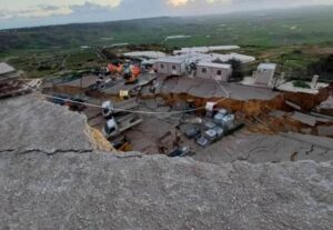 На Сицилии продолжается масштабная эвакуация жителей из-за крупного оползня, который угрожает городку Нишами. По данным местных СМИ, ситуация стала критической после продолжительных проливных дожей, вызвавших смещение грунта. Мэр Нишами охарактеризовал происходящее как «драматическое». Под угрозой оказались сотни зданий, включая жилые дома и инфраструктурные объекты. Дороги также частично разрушены, что затрудняет доступ спасательных служб. На данный момент жертв не зафиксировано, однако тысячи жителей были вынуждены покинуть свои дома. Ранее циклон «Гарри» уже нанёс значительный ущерб региону, оцениваемый в 1 млрд евро. Спасательные операции продолжаются, власти призывают жителей соблюдать осторожность и следовать инструкциям. Ситуация остаётся напряжённой, так как прогнозируются дополнительные осадки.. Сицилия, оползень, эвакуация, Нишами, циклон Гарри