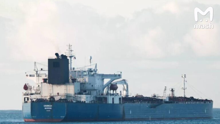 Франция освободила нефтяной танкер, ранее задержанный в Средиземном море, ссылаясь на нормы национального законодательства. Об этом сообщил президент Франции Эмманюэль Макрон в ходе телефонного разговора с украинским коллегой. По словам Макрона, для полноценного ареста танкеров требуется внесение изменений в законодательство. Однако такие случаи заканчиваются освобождением судов, так как международное право гарантирует принцип свободы открытого моря и запрещает захват кораблей, за исключением пиратских или использующих ложные флаги. Попытки ареста иностранных танкеров могут быть восприняты как акт агрессии, что делает подобные действия крайне рискованными. Ранее выдвигавшиеся предположения о принадлежности танкера к так называемому "теневому флоту" России не нашли подтверждения.. Франция, Средиземное море, нефтяной танкер, международное право, Эмманюэль Макрон