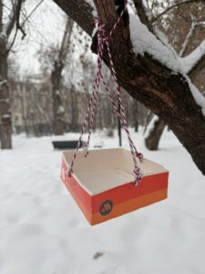 Москва, внимание! В парках и скверах столицы начали появляться кормушки для птиц с логотипами известных брендов. 🐦 Да, вы не ослышались — теперь даже птицы могут стать целевой аудиторией. Кто стоит за этим? Маркетологи или настоящие энтузиасты? Пока вопросов больше, чем ответов. Но факт остается фактом: кормушки уже стали объектом внимания горожан. Одни восхищаются креативом, другие видят в этом лишь рекламную уловку. Не забывайте подкармливать птиц! Зима в разгаре, и пернатым нужна наша помощь. А уж в какой кормушке они будут обедать — решать вам. 🍞 P.S. Если заметите такие кормушки, сфотографируйте и поделитесь в комментариях. Интересно, какие бренды уже успели отметиться.. Москва, кормушки, бренды, экология, птицы