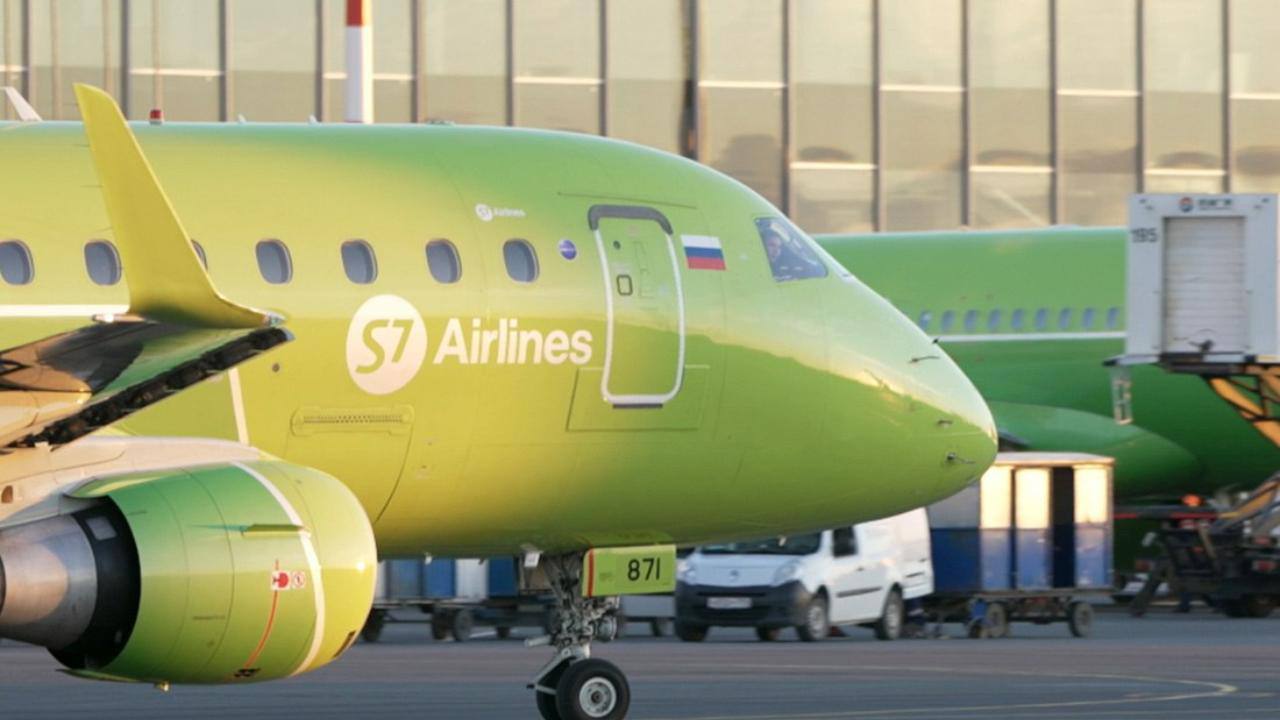 Обский городской суд (Новосибирская область) вынес решение, признав практику овербукинга авиакомпании S7 Airlines незаконной. Суд установил, что компания продавала брони сверх числа мест на рейсах, а затем в одностороннем порядке изменяла условия перевозки, снимая пассажиров с рейсов. Кроме того, прокуратура обнаружила внутреннюю инструкцию авиакомпании, содержащую дискриминационные критерии для отбора пассажиров в случае сбоев. Суд также отменил эти положения, признав их противоречащими законодательству. Это не первый случай, когда S7 Airlines сталкивается с подобными проблемами. Ранее компания уже неоднократно штрафовалась за отказ в посадке пассажирам из-за нехватки мест на рейсах. Решение суда может стать прецедентом для регулирования практики овербукинга в российской авиационной отрасли.. S7 Airlines, Овербукинг, Суд, Новосибирск, Авиация