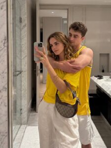 Гарри Поттер и Гермиона — легендарные персонажи, которые теперь получили новую жизнь благодаря искусственному интеллекту. Пользователи сети решили представить, как бы выглядела эта пара в современном мире. Итог? Полная милота. 🥹 С помощью ИИ-инструментов фанаты создали изображения и короткие видео, где Гарри и Гермиона живут в 2023 году. Они носят стильную одежду, пользуются смартфонами и даже обсуждают последние тренды в TikTok. 🎥 Особенно трогательно выглядит момент, где Гермиона помогает Гарри разобраться с новым гаджетом. Видимо, даже в современном мире она остаётся самым умным персонажем. 🧠 Этот проект не только порадовал фанатов, но и показал, как технологии могут оживлять любимые истории. Кто знает, может, скоро мы увидим и других персонажей в новых реалиях? 🤔 А вы хотели бы увидеть других героев в современном мире? 💭. Гарри Поттер, Гермиона, ИИ, Современный мир, Поп-культура