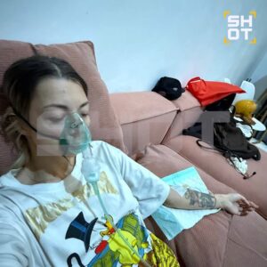 История, которая звучит как сценарий фильма: 32-летняя Надежда из Йошкар-Олы отдыхала с мужем на Бали в районе Чангу. Всё началось с крысы, которая поселилась на их вилле. Наде стало жалко грызуна, и она отпустила его. Но крыса вернулась, а вместе с ней и проблемы. Через несколько дней Надежда проснулась в бреду: температура 35,7, жуткие головные боли, одышка. Местные врачи поставили диагноз «денге», но лечение не помогало. Состояние ухудшалось: отнимались ноги, появилась боль в лёгких и кишечнике. Тогда Надежда решила довериться ChatGPT. Она загрузила свои анализы в нейросеть, и та поставила диагноз: крысиный тиф. ИИ рекомендовал антибиотики. Надежда пропила курс, и через четыре дня пошла на поправку. Мораль: будущее медицины уже здесь, но доверять ли ему — решать вам. 🤖💉. ChatGPT, Бали, крысиный тиф, самодиагностика, Надежда Йошкар-Ола