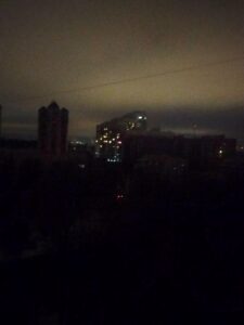 Сестрорецк погрузился во тьму. В городе внезапно пропали свет и вода, оставив жителей без базовых удобств. Уличные фонари — единственное, что работает. Местные в панике: «Мы в заложниках», — пишут в соцсетях. Связь на нуле. Попытки дозвониться в аварийные службы заканчиваются провалом. «Номера не существуют», — сообщают жители. Ситуация усугубляется отсутствием информации о сроках восстановления. Власти комментируют. Глава администрации Курортного района Александр Забайкин заявил, что причина — отключение подстанции. Ее планируют запустить через полтора часа. Однако вода в большинстве домов пока не восстановлена. Что дальше? Жители ждут, но терпение на исходе. Блэкаут в Сестрорецке — очередной пример хрупкости инфраструктуры. 💡💧. Сестрорецк, Блэкаут, ЖКХ, Александр Забайкин, ЧП в регионах