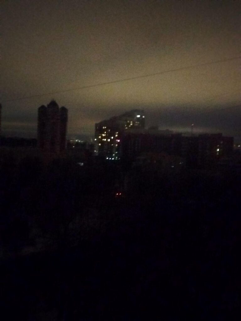 Сестрорецк погрузился во тьму. В городе внезапно пропали свет и вода, оставив жителей без базовых удобств. Уличные фонари — единственное, что работает. Местные в панике: «Мы в заложниках», — пишут в соцсетях. Связь на нуле. Попытки дозвониться в аварийные службы заканчиваются провалом. «Номера не существуют», — сообщают жители. Ситуация усугубляется отсутствием информации о сроках восстановления. Власти комментируют. Глава администрации Курортного района Александр Забайкин заявил, что причина — отключение подстанции. Ее планируют запустить через полтора часа. Однако вода в большинстве домов пока не восстановлена. Что дальше? Жители ждут, но терпение на исходе. Блэкаут в Сестрорецке — очередной пример хрупкости инфраструктуры. 💡💧. Сестрорецк, Блэкаут, ЖКХ, Александр Забайкин, ЧП в регионах