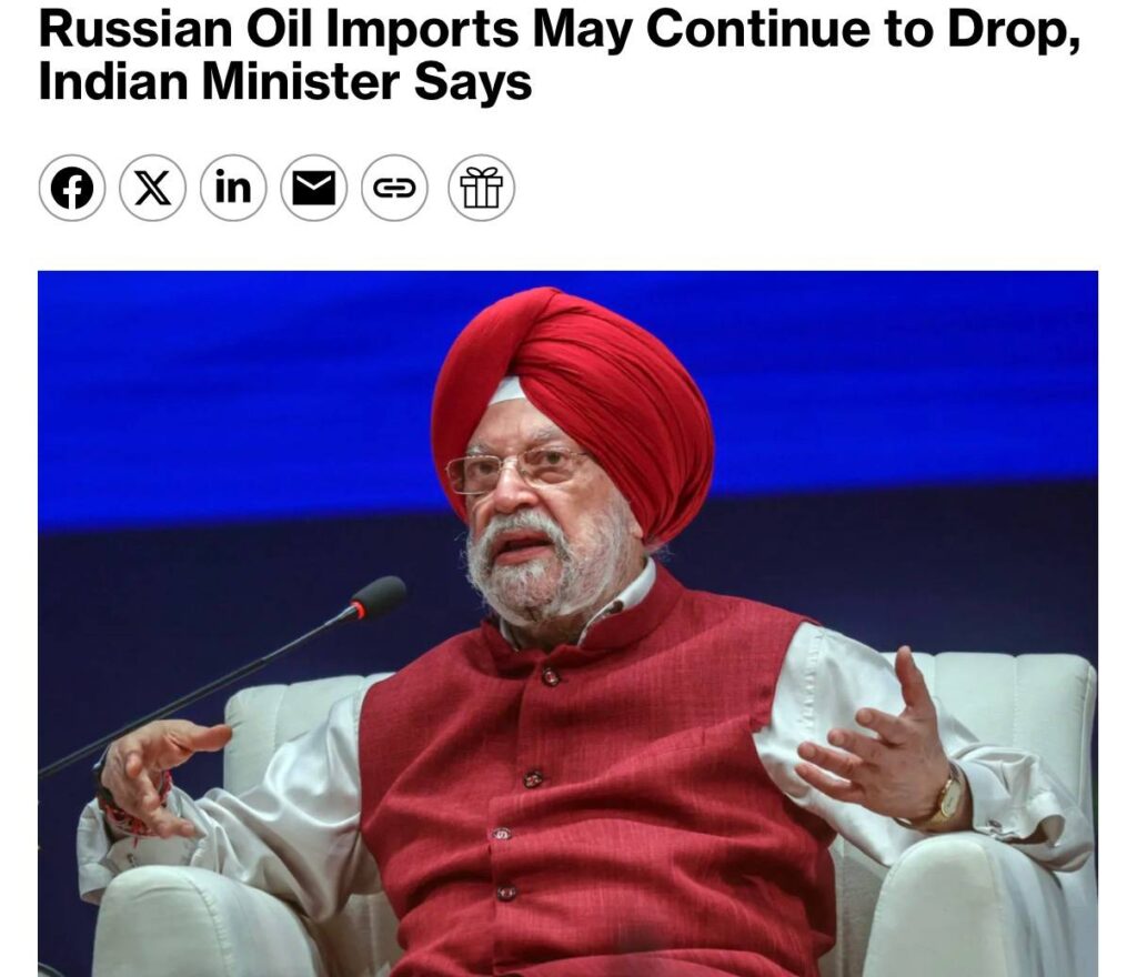 Импорт российской нефти в Индию продолжает снижаться, сообщает Bloomberg. Министр нефти Индии Хардип Сингх Пури заявил, что поставки из России сократились с 1,8 до 1,3 млн баррелей в день и могут продолжить снижение. Индия активно расширяет источники поставок нефти, включая Канаду и США, чтобы уменьшить зависимость от одного поставщика. Это стратегическое решение направлено на диверсификацию энергетических ресурсов и снижение рисков, связанных с геополитической напряженностью. Снижение импорта российской нефти в Индию отражает общемировую тенденцию к поиску альтернативных источников энергии и укреплению энергетической безопасности. Эксперты отмечают, что подобные шаги могут повлиять на глобальные рынки нефти и цены на энергоносители.. Нефть, Индия, Россия, Энергетика, Bloomberg