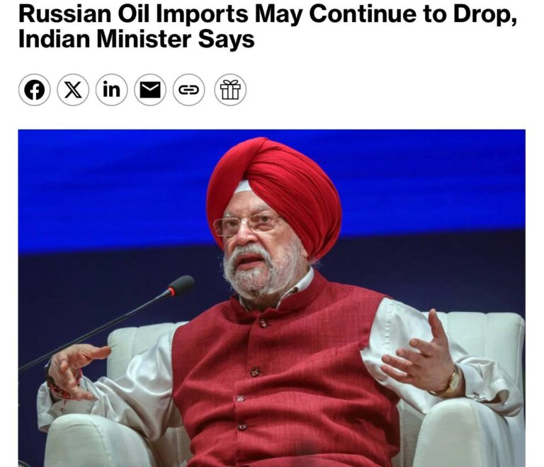 Импорт российской нефти в Индию продолжает снижаться, сообщает Bloomberg. Министр нефти Индии Хардип Сингх Пури заявил, что поставки из России сократились с 1,8 до 1,3 млн баррелей в день и могут продолжить снижение. Индия активно расширяет источники поставок нефти, включая Канаду и США, чтобы уменьшить зависимость от одного поставщика. Это стратегическое решение направлено на диверсификацию энергетических ресурсов и снижение рисков, связанных с геополитической напряженностью. Снижение импорта российской нефти в Индию отражает общемировую тенденцию к поиску альтернативных источников энергии и укреплению энергетической безопасности. Эксперты отмечают, что подобные шаги могут повлиять на глобальные рынки нефти и цены на энергоносители.. Нефть, Индия, Россия, Энергетика, Bloomberg