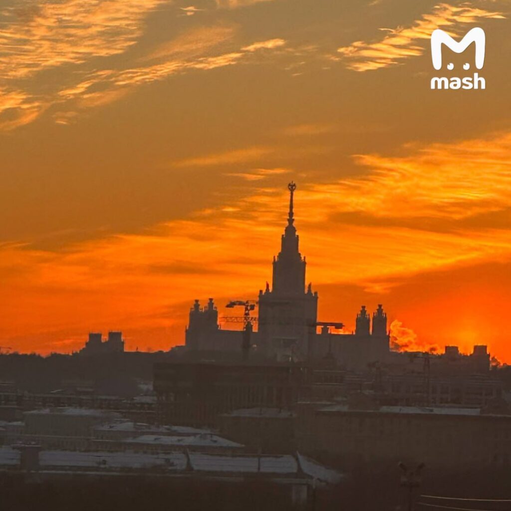 Розовый закат в Москве — это не просто красивое зрелище, а напоминание о том, что до весны осталось меньше 30 дней. 🌅 Даже снег, кажется, остановился, чтобы дать возможность насладиться этим моментом. За окном около -15°C, но красота неба заставляет забыть о холоде. Если вам посчастливилось увидеть этот закатище, не забудьте поделиться фотографиями в нашей предложке. 📸 Кстати, такое небо часто является предвестником сильного ветра и выходных под одеялом. Так что готовьтесь к уютным дням! Москва продолжает удивлять своими красками, даже в самые холодные дни. Не пропустите такие моменты — они делают нашу жизнь ярче.. Москва, Розовый закат, Весна, Погода, Красота