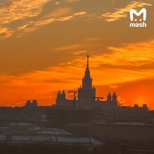 Розовый закат в Москве — это не просто красивое зрелище, а напоминание о том, что до весны осталось меньше 30 дней. 🌅 Даже снег, кажется, остановился, чтобы дать возможность насладиться этим моментом. За окном около -15°C, но красота неба заставляет забыть о холоде. Если вам посчастливилось увидеть этот закатище, не забудьте поделиться фотографиями в нашей предложке. 📸 Кстати, такое небо часто является предвестником сильного ветра и выходных под одеялом. Так что готовьтесь к уютным дням! Москва продолжает удивлять своими красками, даже в самые холодные дни. Не пропустите такие моменты — они делают нашу жизнь ярче.. Москва, Розовый закат, Весна, Погода, Красота