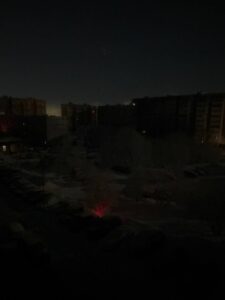 Мурманск остался без электричества из-за аварии на линии электропередачи. Инцидент произошёл на новом участке ЛЭП, который ранее не подвергался ремонту. В настоящее время специалисты проводят перераспределение нагрузки для обеспечения электроэнергией жилых домов и социально значимых объектов. Для минимизации последствий отключено уличное освещение и праздничная иллюминация. Об этом сообщил глава города. Также принято решение отменить занятия во всех школах до устранения аварии. Причины происшествия пока не установлены. На месте работают специалисты, которые занимаются восстановлением подачи электричества. Власти призывают жителей соблюдать спокойствие и ограничить использование электроприборов. Ситуация находится на контроле городской администрации. Подробности будут сообщены дополнительно.. Мурманск, авария, блэкаут, ЛЭП, ЧП