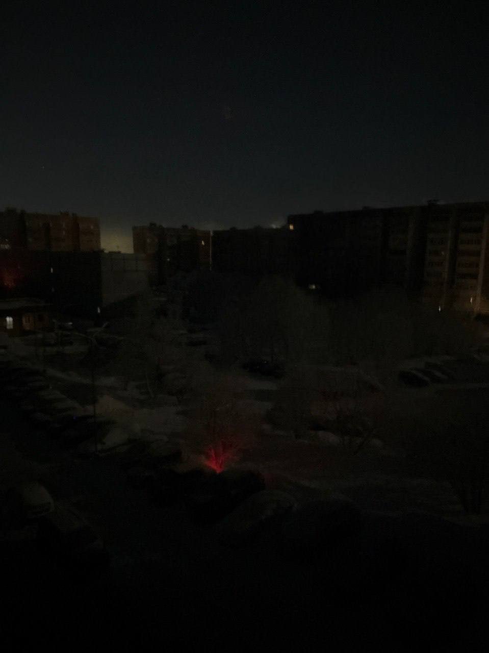 Мурманск остался без электричества из-за аварии на линии электропередачи. Инцидент произошёл на новом участке ЛЭП, который ранее не подвергался ремонту. В настоящее время специалисты проводят перераспределение нагрузки для обеспечения электроэнергией жилых домов и социально значимых объектов. Для минимизации последствий отключено уличное освещение и праздничная иллюминация. Об этом сообщил глава города. Также принято решение отменить занятия во всех школах до устранения аварии. Причины происшествия пока не установлены. На месте работают специалисты, которые занимаются восстановлением подачи электричества. Власти призывают жителей соблюдать спокойствие и ограничить использование электроприборов. Ситуация находится на контроле городской администрации. Подробности будут сообщены дополнительно.. Мурманск, авария, блэкаут, ЛЭП, ЧП