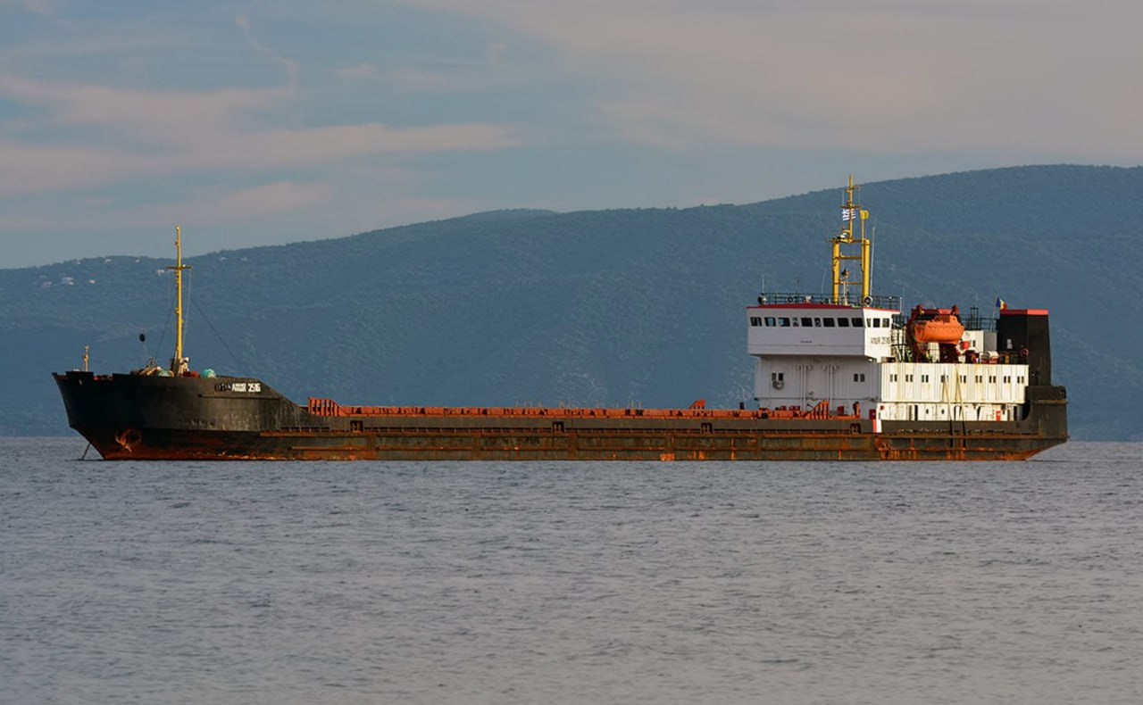 Иранский танкер «Каспиан шива» сел на мель в районе Махачкалы. Инцидент произошел в восьми километрах от Махачкалинского торгового порта. По данным источника, судно начало затапливаться из-за двухметровых волн, которые привели к поступлению воды в трюм. На место происшествия оперативно вышли два буксира для оказания помощи терпящему бедствие судну. Предварительно, среди членов экипажа пострадавших не зафиксировано. Ситуация находится под контролем соответствующих служб. Напомним, подобные инциденты в акватории Каспийского моря происходят нечасто, однако требуют оперативного реагирования из-за рисков экологического ущерба. Власти региона и спасательные службы продолжают мониторить ситуацию.. Махачкала, Иранский танкер, Происшествия, Каспийское море, Буксиры