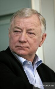 Сегодня мы прощаемся с человеком, чье имя навсегда вписано в историю российского футбола. Борис Игнатьев, легендарный тренер, ушел из жизни в возрасте 85 лет. 🕯️ Игнатьев не просто тренировал команду — он создавал легенды. Его подход к футболу был уникальным, а результаты — впечатляющими. Под его руководством сборная России показывала яркие матчи, которые до сих пор вспоминают болельщики. ⚽️ «Футбол — это не просто игра, это искусство», — говорил Игнатьев. И он доказал это своей карьерой. Сегодня мы скорбим, но также благодарим его за все, что он сделал для спорта. 🙏 Светлая память Борису Павловичу. Его наследие останется с нами навсегда.. Борис Игнатьев, футбол, сборная России, тренер, спорт