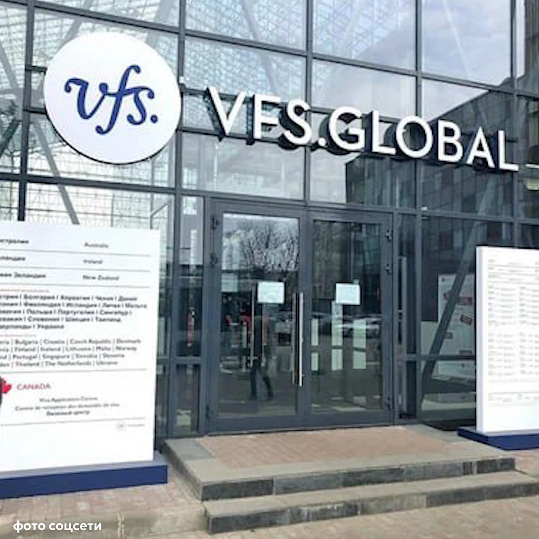 Канадские визовые центры полностью прекратили свою деятельность в России с 28 января. Это решение связано с введением санкций против РФ. Пункты приёма документов закрылись в Москве, Санкт-Петербурге, Новосибирске, Екатеринбурге, Ростове-на-Дону и Владивостоке. Теперь россиянам, желающим получить визу в Канаду, придётся обращаться в визовые центры за пределами страны. Наиболее популярными направлениями стали Грузия, Казахстан и Армения. Также граждане могут воспользоваться услугами частных агентов, которые за ₽50 тысяч соберут необходимые документы и подадут их в зарубежный центр. Ситуация осложняет процесс получения виз для россиян, вынуждая их искать альтернативные пути. Эксперты отмечают, что подобные меры могут привести к увеличению спроса на услуги посредников и росту затрат для граждан.. Канада, Визы, Санкции, Россия, Туризм