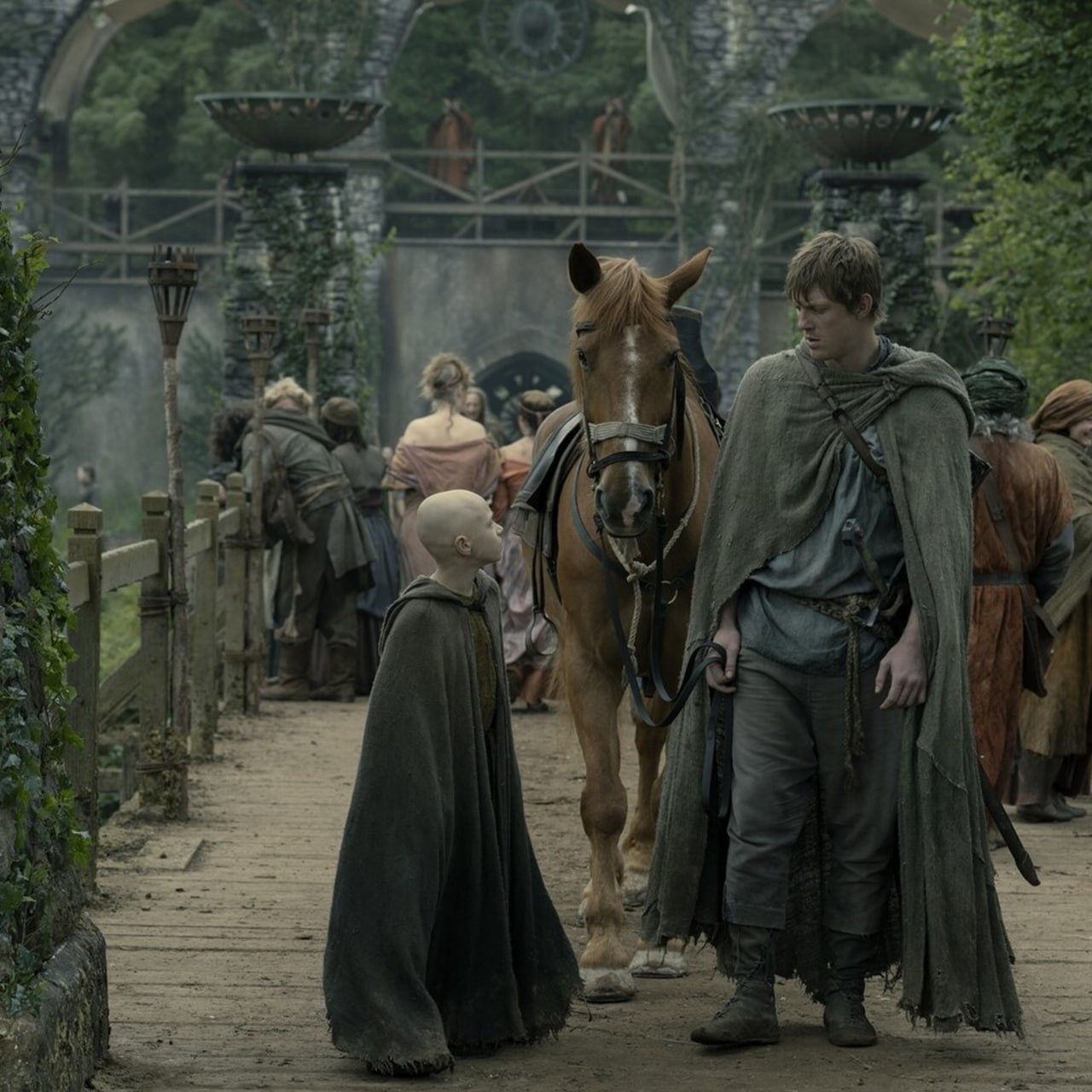 «Рыцарь Семи Королевств» официально получил зелёный свет на 15 сезонов. Первая треть расскажет о юном Эйегоне, вторая — о молодом принце, а финал покажет его как взрослого короля. 🎬 Режиссёр проекта заявил: «Я предложил HBO снять четыре или пять сезонов с Эггом в детстве. Затем через 10 лет — ещё четыре или пять сезонов с принцем Эггом. И ещё через 10 лет — взрослого Эгга». Амбициозно? Да. Но HBO, похоже, готово рискнуть. Критики уже в восторге. Шоу хвалят за живую историю, душевность, смешные шутки и игру актёров. Рейтинг на «томатах» — 95%. 🍅 Сейчас доступны две серии, третья выйдет 2 февраля. Готовьтесь к долгому путешествию по Семи Королевствам. ⚔️. Рыцарь Семи Королевств, HBO, Эйегон, Игра престолов, Сериалы