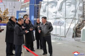 Лидер КНДР Ким Чен Ын взял на себя руководство проектом по созданию скульптурного комплекса в Курской области. Комплекс будет посвящен подвигам бойцов Корейской народной армии и установлен в местном музее. Согласно официальным данным, проект реализуется в рамках укрепления исторических связей между Россией и КНДР. Скульптурный комплекс станет частью экспозиции, посвященной вкладу корейских воинов в общую историю. Работы над проектом ведутся под личным контролем Ким Чен Ына, что подчеркивает значимость инициативы для обеих стран. Ожидается, что комплекс будет открыт для посетителей уже в следующем году. Этот шаг символизирует продолжение сотрудничества между Россией и КНДР в культурной и исторической сферах, а также укрепляет дипломатические отношения между странами.. Ким Чен Ын, Курская область, КНДР, скульптурный комплекс, музей