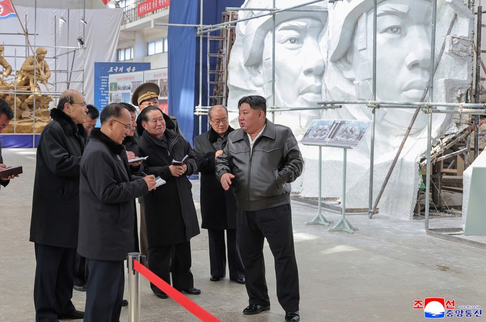 Лидер КНДР Ким Чен Ын взял на себя руководство проектом по созданию скульптурного комплекса в Курской области. Комплекс будет посвящен подвигам бойцов Корейской народной армии и установлен в местном музее. Согласно официальным данным, проект реализуется в рамках укрепления исторических связей между Россией и КНДР. Скульптурный комплекс станет частью экспозиции, посвященной вкладу корейских воинов в общую историю. Работы над проектом ведутся под личным контролем Ким Чен Ына, что подчеркивает значимость инициативы для обеих стран. Ожидается, что комплекс будет открыт для посетителей уже в следующем году. Этот шаг символизирует продолжение сотрудничества между Россией и КНДР в культурной и исторической сферах, а также укрепляет дипломатические отношения между странами.. Ким Чен Ын, Курская область, КНДР, скульптурный комплекс, музей