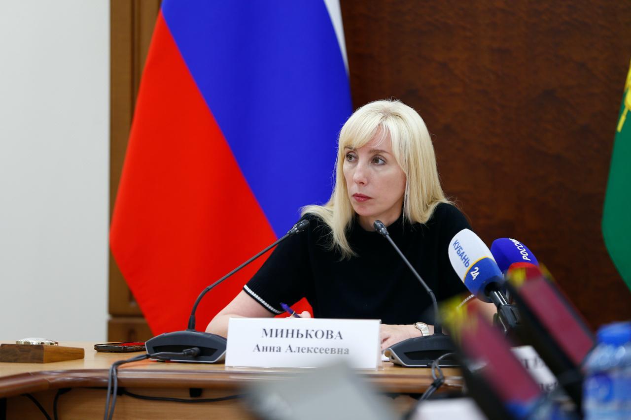 Анна Минькова, экс-замгубернатора Краснодарского края, оказалась в центре громкого коррупционного скандала. 🚨 Её задержали по подозрению в организации схем с участием семьи. Основной эпизод связан с арендой здания городской поликлиникой №16, которое принадлежало свекрови Миньковой. За четыре года бюджет выплатил более 20 млн рублей. Следствие также проверяет её причастность к другим проектам, включая строительство соцобъекта для инвалидов в Приморско-Ахтарском округе. Смета там взлетела до 2 млрд рублей. А в Горячем Ключе школа за 1,2 млрд оказалась с протекающей крышей и неработающим отоплением. 🏚️ Минькова покинула пост в 2025 году, но быстро нашла новую работу — стала гендиректором медиагруппы «Кубань 24». Теперь ей придётся отвечать за свои действия перед законом. ⚖️. Анна Минькова, Краснодарский край, коррупция, Приморско-Ахтарск, Горячий Ключ