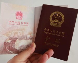 Китай продолжает удерживать статус самой доступной страны для приобретения гаджетов и электроники. Однако большинство россиян предпочитают покупать такие товары на популярных маркетплейсах, таких как Wildberries и Ozon, где стоимость заметно выше из-за наценок перепродавцов. Эти предприниматели закупают товары на Aliexpress, ждут доставки 2-3 недели, а затем перепродают их с наценкой в 100-300%. Это касается широкого спектра товаров: от инструментов до ноутбуков и гаджетов. Мало кто знает, что Aliexpress запустил собственный Telegram-канал, где публикует товары по китайской стоимости. Каталог обновляется ежечасно, а скидки могут достигать 90%. Это позволяет покупать электронику напрямую, минуя посредников. Подпишитесь на канал, чтобы избежать переплат и приобретать товары по реальной стоимости. #Экономика #Гаджеты #Aliexpress #Wildberries #Ozon. Экономика, Гаджеты, Aliexpress, Wildberries, Ozon