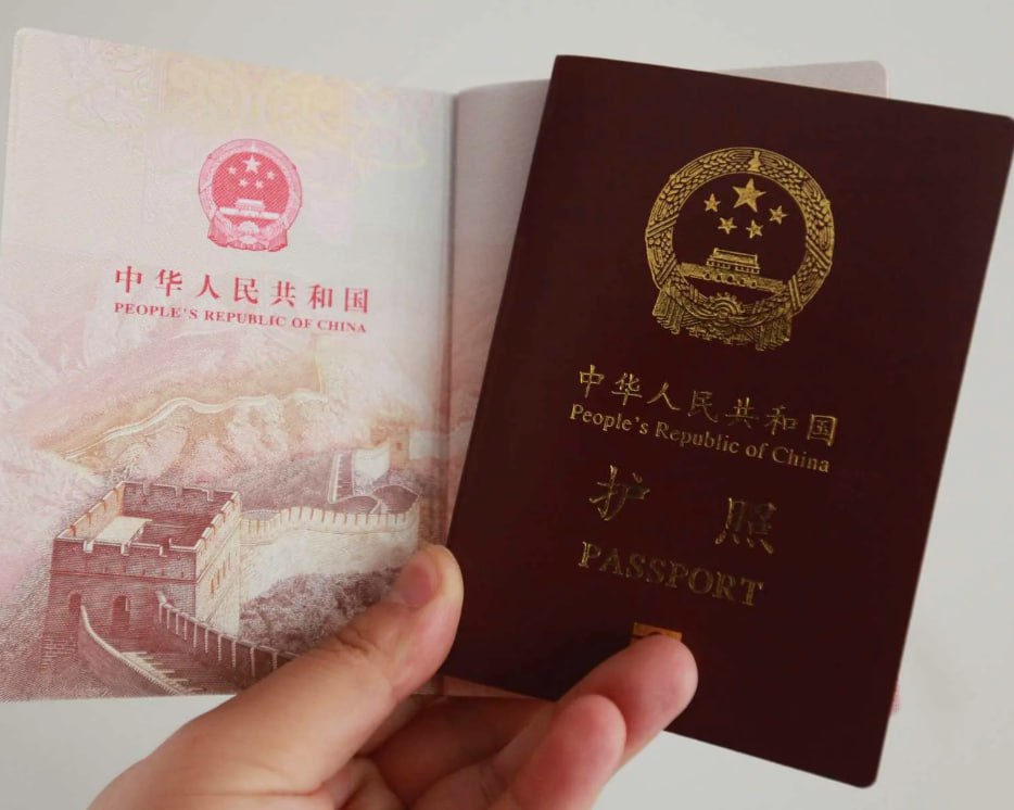 Китай продолжает удерживать статус самой доступной страны для приобретения гаджетов и электроники. Однако большинство россиян предпочитают покупать такие товары на популярных маркетплейсах, таких как Wildberries и Ozon, где стоимость заметно выше из-за наценок перепродавцов. Эти предприниматели закупают товары на Aliexpress, ждут доставки 2-3 недели, а затем перепродают их с наценкой в 100-300%. Это касается широкого спектра товаров: от инструментов до ноутбуков и гаджетов. Мало кто знает, что Aliexpress запустил собственный Telegram-канал, где публикует товары по китайской стоимости. Каталог обновляется ежечасно, а скидки могут достигать 90%. Это позволяет покупать электронику напрямую, минуя посредников. Подпишитесь на канал, чтобы избежать переплат и приобретать товары по реальной стоимости. #Экономика #Гаджеты #Aliexpress #Wildberries #Ozon. Экономика, Гаджеты, Aliexpress, Wildberries, Ozon