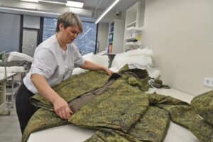 С 2027 года российские производители военной формы будут обязаны использовать исключительно отечественные ткани и трикотаж. Об этом на парламентских слушаниях сообщил министр промышленности и торговли Антон Алиханов. Информация опубликована в «Парламентской газете». Решение направлено на укрепление независимости отечественного военного комплекса и снижение зависимости от импортных материалов. Это шаг в рамках стратегии импортозамещения, которая активно реализуется в последние годы. Алиханов подчеркнул, что переход на отечественные материалы будет поэтапным, чтобы минимизировать возможные риски для производителей. Уже сейчас ведутся работы по модернизации текстильной промышленности и повышению качества отечественных тканей. Это решение также поддержано Минобороны РФ, которое отмечает важность обеспечения армии качественной и надежной формой, произведенной внутри страны. Эксперты считают, что такой подход усилит позиции России в сфере военного производства.. Антон Алиханов, Военная форма, Отечественные ткани, Импортозамещение, Минпромторг