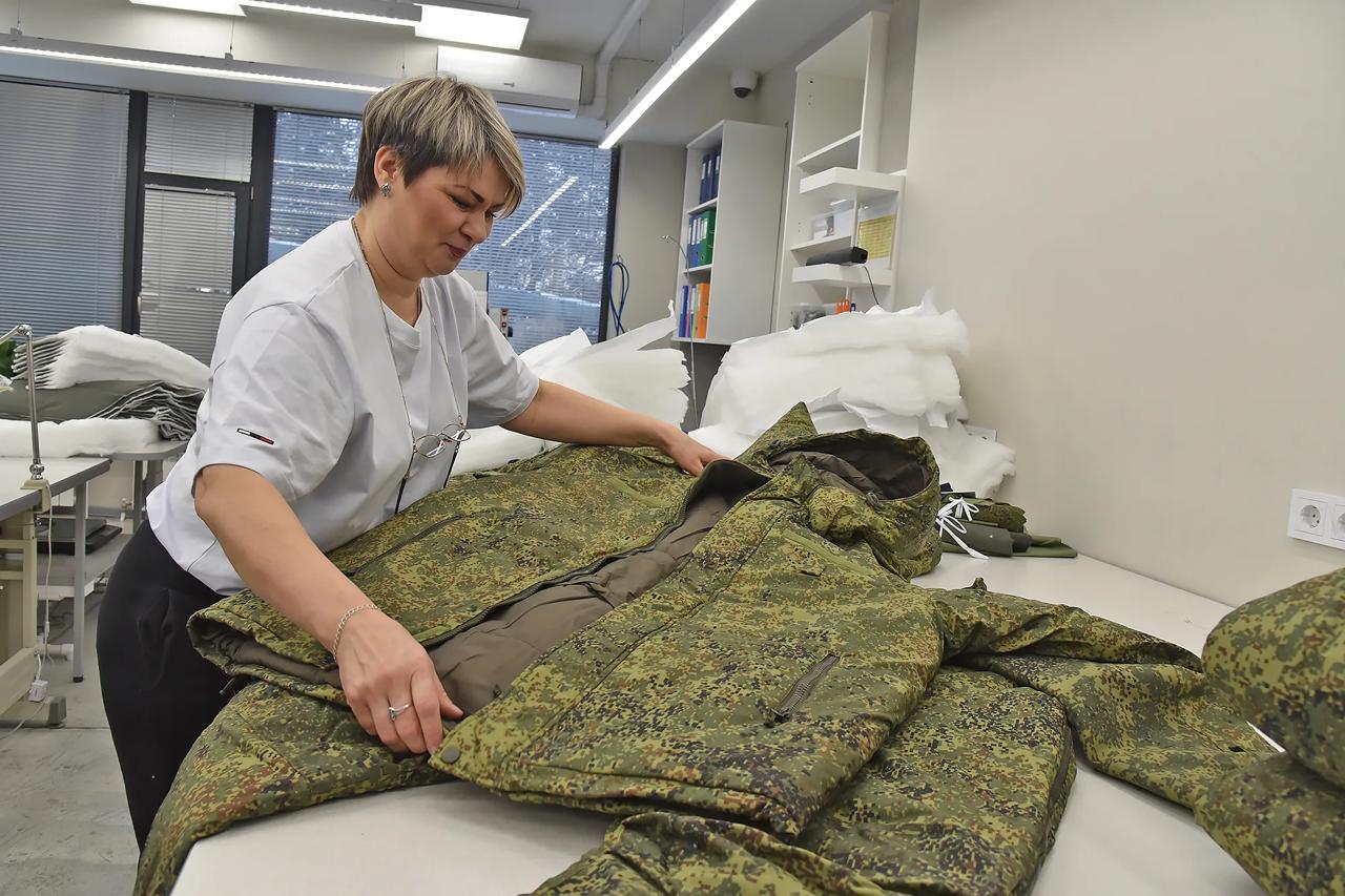 С 2027 года российские производители военной формы будут обязаны использовать исключительно отечественные ткани и трикотаж. Об этом на парламентских слушаниях сообщил министр промышленности и торговли Антон Алиханов. Информация опубликована в «Парламентской газете». Решение направлено на укрепление независимости отечественного военного комплекса и снижение зависимости от импортных материалов. Это шаг в рамках стратегии импортозамещения, которая активно реализуется в последние годы. Алиханов подчеркнул, что переход на отечественные материалы будет поэтапным, чтобы минимизировать возможные риски для производителей. Уже сейчас ведутся работы по модернизации текстильной промышленности и повышению качества отечественных тканей. Это решение также поддержано Минобороны РФ, которое отмечает важность обеспечения армии качественной и надежной формой, произведенной внутри страны. Эксперты считают, что такой подход усилит позиции России в сфере военного производства.. Антон Алиханов, Военная форма, Отечественные ткани, Импортозамещение, Минпромторг