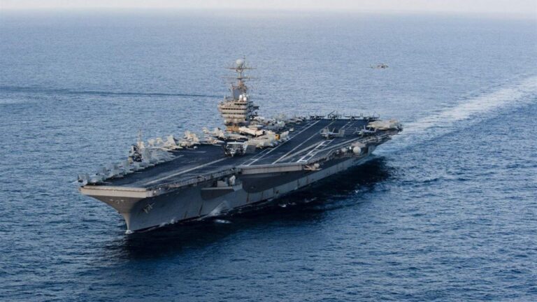 Авианосец США Abraham Lincoln прибыл на Ближний Восток в рамках подготовки к возможной военной кампании против Ирана. Об этом сообщает израильский 13-й канал. Согласно данным источника, США также пообещали укрепить систему обороны Израиля. В ближайшие дни ожидается прибытие в регион батареи противоракетной обороны THAAD, что свидетельствует о наращивании военного присутствия США в регионе. Авианосец Abraham Lincoln является одним из ключевых элементов военно-морских сил США. Его прибытие на Ближний Восток может быть связано с обострением отношений между США и Ираном, а также с возможными военными действиями в регионе. Ситуация на Ближнем Востоке остается напряженной, и дальнейшее развитие событий будет зависеть от действий всех сторон конфликта.. Abraham Lincoln, Ближний Восток, Иран, THAAD, США