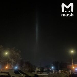 Световые столбы — это не магия, а наука. Но выглядит так, будто кто-то включил маяки из «Майнкрафта» в реальной жизни. 🌟 Подписчики со всей страны присылают фото и видео из Московской, Ленинградской, Волгоградской, Курской, Нижегородской, Воронежской, Самарской областей и Республики Коми. Это редкое явление возникает только в сильные морозы и при полном штиле, когда свет отражается от ледяных кристаллов в воздухе. Цвет столбов зависит от источника света: Солнце, Луна, фонари или фары машин. 🌞🌙🚗 Это как если бы природа решила устроить световое шоу специально для нас. Если вы еще не видели это чудо, самое время выйти на улицу и посмотреть вверх. Потому что такие моменты случаются не каждый день. 👀✨. Световые столбы, Россия, Атмосферное явление, Мороз, Природа