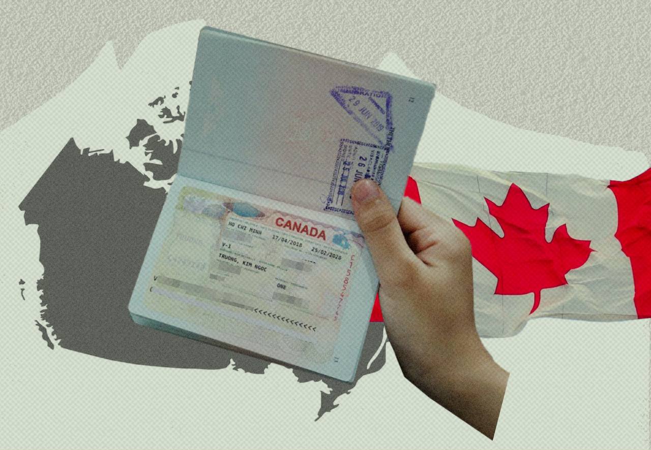 Друзья, новости из мира виз! 🛂 Канада решила закрыть свои визовые центры в России. Да-да, теперь подать документы лично не получится. Но не спешите паниковать — процесс всё равно идёт онлайн. После одобрения заявки паспорт и биометрию можно будет отправить в визовый центр другой страны, например, в Казахстане. Курьерские услуги в помощь! 🚚 Но есть нюанс: оплатить курьера придётся банковским переводом. А это значит, что вам, возможно, понадобится помощь контрагентов за границей. Непросто, но кто сказал, что путешествия — это легко? 😅 Канада, кстати, не самое популярное направление среди россиян. Чаще туда едут к родственникам или с «накатанным» паспортом. А если вы никуда не летали, то, скорее всего, Канада пока не для вас. 🛫 Итог: электронные визы — это будущее. Канада, как Австралия и Новая Зеландия, движется в этом направлении. Так что готовьтесь к новым реалиям и не забывайте про курьеров! 📦. Канада, Визы, Туризм, Россия, Курьерские услуги