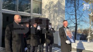 Сегодня Москва простилась с легендой отечественного футбола — Борисом Игнатьевым. Экс-главный тренер сборной России скончался на 85-м году жизни после продолжительной борьбы с раком желудка и осложнений на сердце. 🕯️ На церемонию прощания приехали коллеги и друзья Игнатьева, включая экс-тренера ЦСКА Валерия Газзаева и председателя Объединения отечественных тренеров Михаила Гершковича. Бориса Петровича похоронили на Троекуровском кладбище, где он нашел покой рядом с другими спортивными легендами — хоккеистом Владимиром Шадриным и футболистом Василием Кульковым. ⚽️ «Борис Петрович был не только выдающимся тренером, но и человеком с огромной силой духа», — отметил один из присутствующих. Его уход стал огромной потерей для российского спорта. 🙏 Ранее сообщалось, что Игнатьев скончался дома после выписки из больницы, где ему провели операцию. Несмотря на все усилия врачей, спасти его не удалось. 🖤. Борис Игнатьев, футбол, Троекуровское кладбище, Валерий Газзаев, Михаил Гершкович