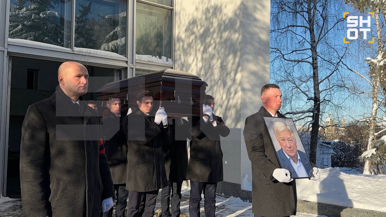 Сегодня Москва простилась с легендой отечественного футбола — Борисом Игнатьевым. Экс-главный тренер сборной России скончался на 85-м году жизни после продолжительной борьбы с раком желудка и осложнений на сердце. 🕯️ На церемонию прощания приехали коллеги и друзья Игнатьева, включая экс-тренера ЦСКА Валерия Газзаева и председателя Объединения отечественных тренеров Михаила Гершковича. Бориса Петровича похоронили на Троекуровском кладбище, где он нашел покой рядом с другими спортивными легендами — хоккеистом Владимиром Шадриным и футболистом Василием Кульковым. ⚽️ «Борис Петрович был не только выдающимся тренером, но и человеком с огромной силой духа», — отметил один из присутствующих. Его уход стал огромной потерей для российского спорта. 🙏 Ранее сообщалось, что Игнатьев скончался дома после выписки из больницы, где ему провели операцию. Несмотря на все усилия врачей, спасти его не удалось. 🖤. Борис Игнатьев, футбол, Троекуровское кладбище, Валерий Газзаев, Михаил Гершкович