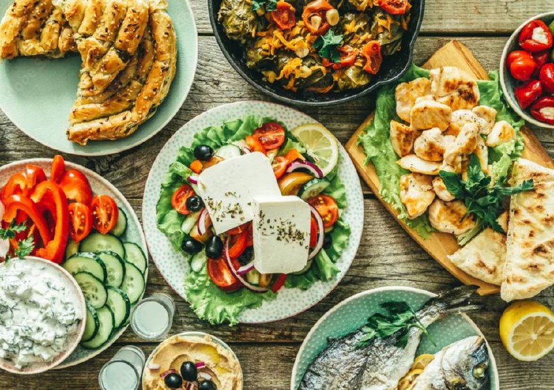Греция — королева вкуса 🥇. СМИ подтверждают: её кухня признана лучшей в мире. Оливки, фета, мусака — всё это теперь официально эталон гастрономии. Россия заняла 34-е место. Пельмени и борщ, конечно, хороши, но до греческого уровня не дотянули. Зато мы обошли Лаос и Никарагуа, которые оказались на последних строчках рейтинга. 🥄 Кто-то скажет, что это субъективно, но факт остаётся фактом: греческая кухня — это не просто еда, это искусство. А Россия? Ну, есть над чем работать. 🍽️. Греция, Россия, кухня, рейтинг, Лаос