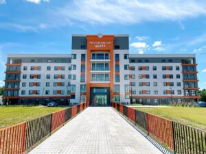 Цифры говорят сами за себя. Росстат отчитался: количество коек для беременных в России упало до 48 200. Это минимум с 1990 года, когда их было около 122 700. Сравните: в 2023 году — 50 300, в 2022 — 52 300. 📉 Что это значит? Проще говоря, мест для рожениц стало меньше в 2,5 раза. И это не просто статистика. Это реальные женщины, которые могут остаться без должного ухода в самый важный момент их жизни. 🏥 Почему это происходит? Вопрос риторический. Но факт остается фактом: система здравоохранения продолжает сокращаться, а вместе с ней и возможности для безопасных родов. 💔 Что дальше? Остается надеяться, что власти обратят внимание на эту проблему. Пока же будущим мамам остается только надеяться на лучшее и готовиться к возможным трудностям. 🙏. Росстат, беременность, здравоохранение, демография, Россия