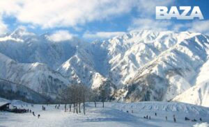 42-летний российский сноубордист погиб в результате схода лавины на горнолыжном курорте Хакуба в префектуре Нагано, Япония. Инцидент произошёл на высоте около 1100 метров над уровнем моря. Согласно данным местных властей, мужчина отдыхал вместе с двумя знакомыми, которые не пострадали и смогли самостоятельно спуститься с горы. Поисково-спасательная операция продолжалась два дня, после чего тело россиянина было обнаружено. Причины схода лавины пока не установлены. Власти префектуры Нагано предупреждают туристов о повышенной опасности в горных районах из-за нестабильных погодных условий. Это уже не первый случай гибели туристов в Японии в текущем сезоне. Местные спасатели призывают соблюдать меры безопасности и учитывать прогнозы погоды перед выходом на маршруты.. Япония, Хакуба, Нагано, лавина, сноубординг