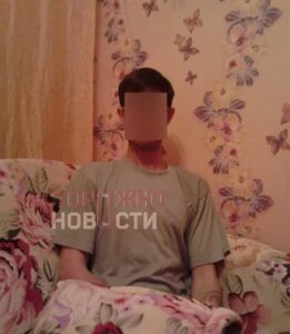 Житель Красноярска был приговорен к 10 суткам административного ареста за демонстрацию нацистской символики. Инцидент произошел в начале января, когда 54-летний Олег В. находился в гостях у знакомого. По данным следствия, мужчина вышел из душа по пояс голый, что позволило увидеть татуировку на его правом плече. На ней были изображены свастика, имперский орел и погон военнослужащего нацистской Германии. Заявление в полицию на Олега написал его же знакомый. Ленинский районный суд Красноярска рассмотрел дело по статье 20.3 КоАП РФ (демонстрация экстремистской символики). Обвиняемый признал свою вину, после чего был приговорен к административному аресту на 10 суток. Этот случай стал очередным напоминанием о строгом отношении российских властей к пропаганде экстремистских идей и символики.. Красноярск, экстремизм, суд, нацистская символика, Ленинский районный суд