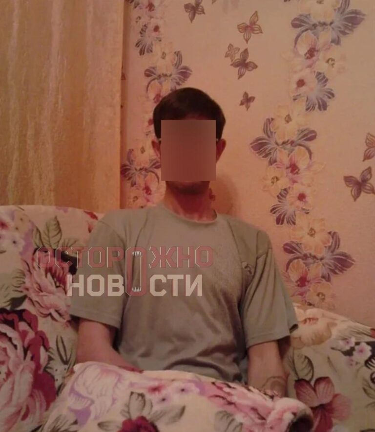Житель Красноярска был приговорен к 10 суткам административного ареста за демонстрацию нацистской символики. Инцидент произошел в начале января, когда 54-летний Олег В. находился в гостях у знакомого. По данным следствия, мужчина вышел из душа по пояс голый, что позволило увидеть татуировку на его правом плече. На ней были изображены свастика, имперский орел и погон военнослужащего нацистской Германии. Заявление в полицию на Олега написал его же знакомый. Ленинский районный суд Красноярска рассмотрел дело по статье 20.3 КоАП РФ (демонстрация экстремистской символики). Обвиняемый признал свою вину, после чего был приговорен к административному аресту на 10 суток. Этот случай стал очередным напоминанием о строгом отношении российских властей к пропаганде экстремистских идей и символики.. Красноярск, экстремизм, суд, нацистская символика, Ленинский районный суд