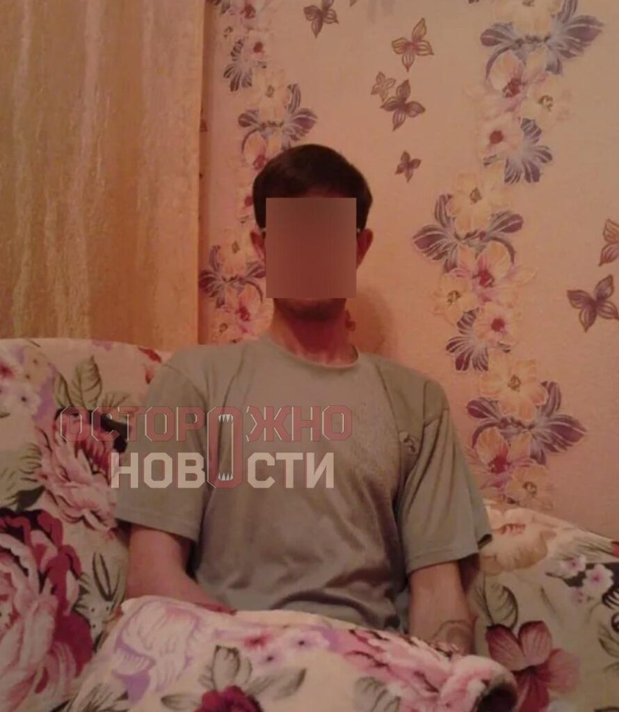 Житель Красноярска был приговорен к 10 суткам административного ареста за демонстрацию нацистской символики. Инцидент произошел в начале января, когда 54-летний Олег В. находился в гостях у знакомого. По данным следствия, мужчина вышел из душа по пояс голый, что позволило увидеть татуировку на его правом плече. На ней были изображены свастика, имперский орел и погон военнослужащего нацистской Германии. Заявление в полицию на Олега написал его же знакомый. Ленинский районный суд Красноярска рассмотрел дело по статье 20.3 КоАП РФ (демонстрация экстремистской символики). Обвиняемый признал свою вину, после чего был приговорен к административному аресту на 10 суток. Этот случай стал очередным напоминанием о строгом отношении российских властей к пропаганде экстремистских идей и символики.. Красноярск, экстремизм, суд, нацистская символика, Ленинский районный суд