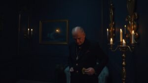 В Кирове произошел вопиющий случай кражи, совершенный сотрудниками ритуальной службы. 45-летний Денис О. почувствовал себя плохо в магазине у дома. Медики, прибывшие на место, осмотрели его, но мужчина отказался от госпитализации. Через 12 минут он скончался, пройдя два лестничных пролета. Соседи обнаружили тело и вызвали скорую помощь, которая констатировала смерть. Прибывшие ритуальщики при транспортировке тела обыскали карманы умершего и похитили 6 тысяч рублей. Их действия были зафиксированы скрытой камерой. Родственники Дениса обратились в полицию с заявлением. Подозреваемого быстро нашли, и против него возбудили уголовное дело по статье о краже. Инцидент вызвал широкий общественный резонанс и поднял вопросы о профессиональной этике сотрудников ритуальных служб.. Киров, кража, ритуальная служба, Денис О., криминал