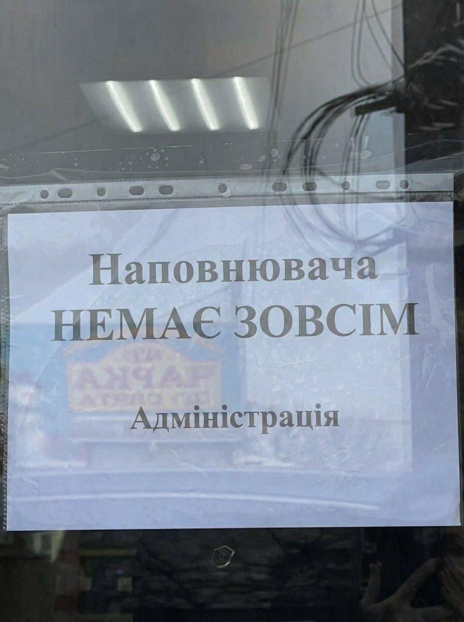 Киев в панике: кошачий наполнитель на вес золота 🐱💎 Жители Киева бросились скупать кошачий наполнитель, как будто это последний шанс на спасение. Причина? Коллапс городской канализации. В некоторых магазинах "наповнювач" уже закончился, и теперь киевляне вынуждены рыть ямы и пользоваться кошачьими туалетами. 🕳️ Ранее глава Деснянского района города порекомендовал такой "оригинальный" способ решения проблемы. Видимо, он считает, что кошачий наполнитель — это новый стандарт городской инфраструктуры. 🏙️ Ситуация стала настолько абсурдной, что даже СМИ не могли пройти мимо. Киевляне шутят, что скоро кошачий наполнитель станет новой валютой. 💸 Мораль истории: когда городская инфраструктура рушится, даже кошачий наполнитель становится ценнее золота. 😼. Киев, кошачий наполнитель, канализация, Деснянский район, инфраструктура