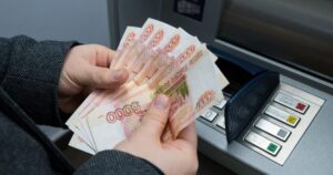 Росфинмониторинг совместно с Минфином РФ и Банком России рассматривает возможность установления лимита на внесение наличных средств через банкоматы. Данная инициатива является частью плана мероприятий, направленных на «обеление» отдельных секторов экономики. Как уточнили в ведомстве, работа ведется в рамках усиления контроля за финансовыми операциями и предотвращения использования наличных для незаконных целей. Введение лимита позволит снизить риски отмывания денег и других финансовых нарушений. Эксперты отмечают, что подобные меры уже применяются в ряде стран и способствуют повышению прозрачности финансовых операций. Однако точные параметры лимита и сроки его введения пока не определены. Подробности обсуждаются на уровне профильных ведомств, и окончательное решение будет принято после анализа всех возможных последствий для экономики и граждан.. Росфинмониторинг, Минфин РФ, Банк России, наличные, экономика