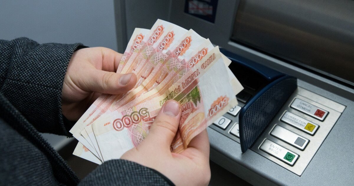 Росфинмониторинг совместно с Минфином РФ и Банком России рассматривает возможность установления лимита на внесение наличных средств через банкоматы. Данная инициатива является частью плана мероприятий, направленных на «обеление» отдельных секторов экономики. Как уточнили в ведомстве, работа ведется в рамках усиления контроля за финансовыми операциями и предотвращения использования наличных для незаконных целей. Введение лимита позволит снизить риски отмывания денег и других финансовых нарушений. Эксперты отмечают, что подобные меры уже применяются в ряде стран и способствуют повышению прозрачности финансовых операций. Однако точные параметры лимита и сроки его введения пока не определены. Подробности обсуждаются на уровне профильных ведомств, и окончательное решение будет принято после анализа всех возможных последствий для экономики и граждан.. Росфинмониторинг, Минфин РФ, Банк России, наличные, экономика