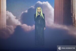 Лариса Долина, легенда российской эстрады, столкнулась с неожиданной проблемой: её концерт в Москве в 2026 году не вызвал ожидаемого ажиотажа. По данным организаторов, продано всего 44% билетов. 🎟️ Что случилось? Возможно, публика устала от привычного формата или просто предпочла новые имена. А может, дело в дате — кто знает, что будет актуально через три года? 🤷‍♂️ Однако не стоит списывать Долину со счетов. Её талант и харизма проверены временем, и, возможно, ближе к дате концерта ситуация изменится. Но пока что это явный сигнал для организаторов: пора что-то менять. 💡 Следите за новостями и не пропустите, если вдруг решитесь на билеты. А пока — думайте, стоит ли ждать до 2026 года. 🕰️. Лариса Долина, Москва, Концерт, Культура, 2026