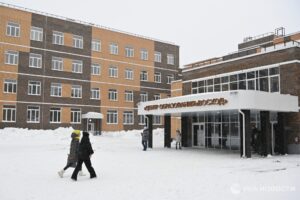 ❄️ Холодно? Не идем в школу! Геннадий Онищенко напомнил, что в России действуют разные температурные нормы для приостановки очного обучения. В Москве, например, дети могут остаться дома при -20°C, а в Якутии — только при -40°C. Климатические зоны диктуют свои правила. 🤒 Болезни тоже в счет. Если 30% учеников класса отсутствуют, директор может отправить класс на карантин. Если таких классов несколько, школа может полностью перейти на дистанционку. 🧊 Логика проста: здоровье важнее уроков. Но помните: решение всегда за администрацией школы. Так что следите за температурой и статистикой заболеваемости. И не забудьте проверить, что говорит ваш директор! 😉. Онищенко, Школа, Температура, Карантин, Образование