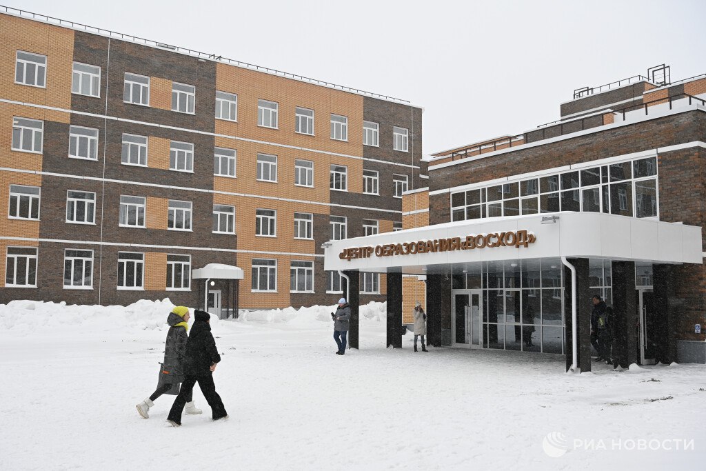 ❄️ Холодно? Не идем в школу! Геннадий Онищенко напомнил, что в России действуют разные температурные нормы для приостановки очного обучения. В Москве, например, дети могут остаться дома при -20°C, а в Якутии — только при -40°C. Климатические зоны диктуют свои правила. 🤒 Болезни тоже в счет. Если 30% учеников класса отсутствуют, директор может отправить класс на карантин. Если таких классов несколько, школа может полностью перейти на дистанционку. 🧊 Логика проста: здоровье важнее уроков. Но помните: решение всегда за администрацией школы. Так что следите за температурой и статистикой заболеваемости. И не забудьте проверить, что говорит ваш директор! 😉. Онищенко, Школа, Температура, Карантин, Образование