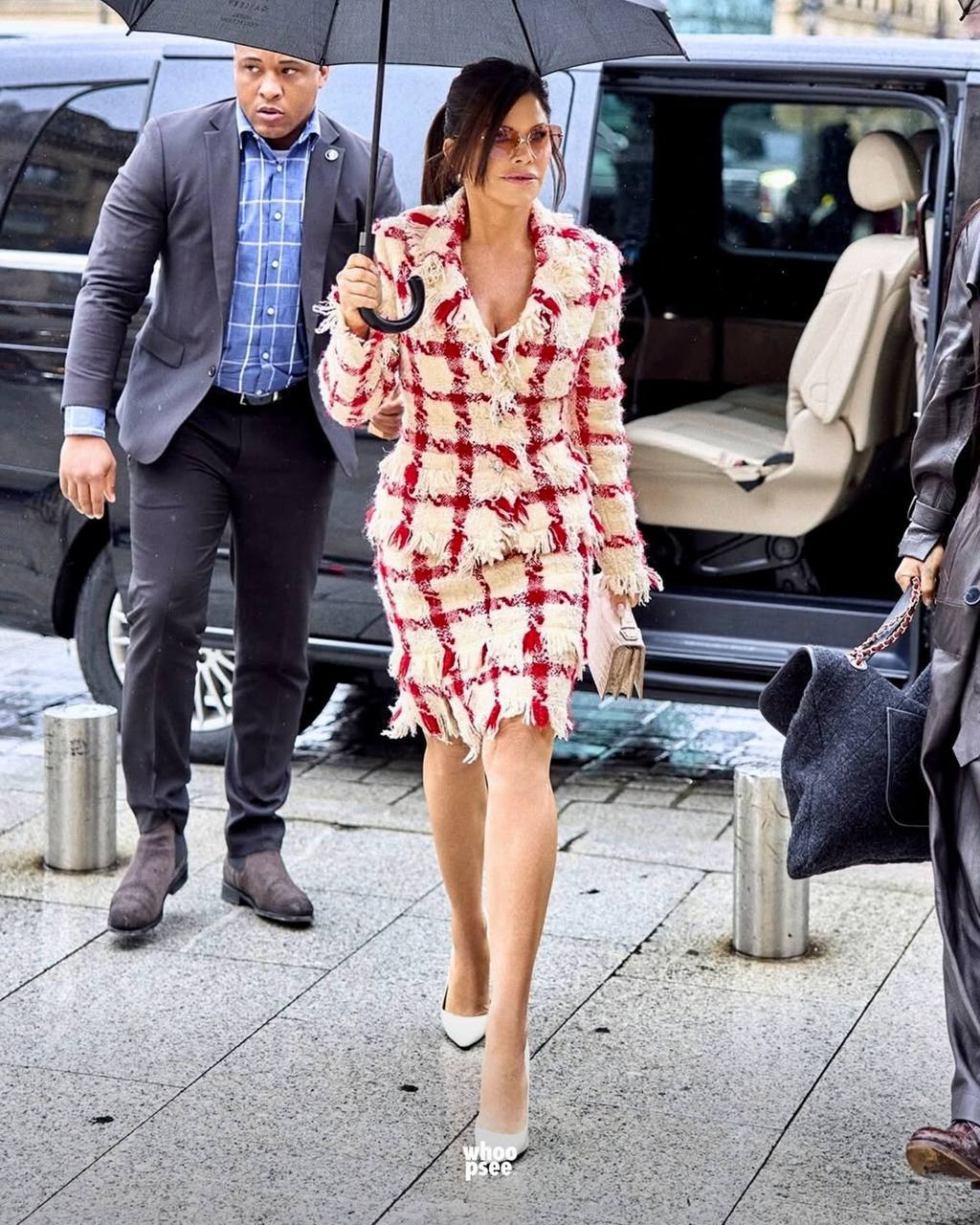 Лорен Безос решила обновить свой стиль и обратилась к звездному стилисту Лоу Роучу, который ранее работал с Зендеей. Новые фото из Парижа показывают Лорен в винтажном костюме от Versace, что сразу привлекло внимание модных критиков. Роуч известен своими смелыми решениями и умением подчеркнуть индивидуальность клиентов. В случае с Лорен он выбрал элегантный, но дерзкий образ, сочетающий классику и современность. Этот шаг может стать началом нового этапа в имидже Лорен, которая все чаще появляется на публике. Модные эксперты уже обсуждают, станет ли этот образ трендом сезона. Что думаете вы? Следите за обновлениями! 👗✨. Лорен Безос, Лоу Роуч, Versace, Париж, мода