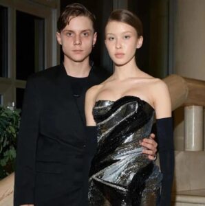 Юлия Пересильд, мама известной актрисы Ани Пересильд, поделилась семейными музыкальными предпочтениями. Оказывается, дома они всей семьей слушают песни Вани Дмитриенко. 🎧 Особенно Юлии нравятся композиции «Шёлк» и «Силуэт», которые она называет настоящими хитами. Эти треки, по ее мнению, идеально подходят для совместного прослушивания с дочерью. «Мне очень нравится то, что делает Ваня. Я рада, что у него сейчас такой крутой творческий взлет», — призналась Юлия изданию Super. 💥 Ваня Дмитриенко продолжает покорять сердца слушателей своими музыкальными экспериментами, а семья Пересильд — его преданные фанаты.. Аня Пересильд, Ваня Дмитриенко, Юлия Пересильд, музыка, семья