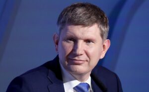 Министерство экономического развития РФ предложило сделать временный механизм параллельного импорта постоянной мерой. Об этом заявил глава ведомства Максим Решетников. В настоящее время механизм действует до конца 2026 года и позволяет ввозить в Россию определенные товары без согласия правообладателей. Перечень таких товаров утверждается Министерством промышленности и торговли РФ. Инициатива направлена на обеспечение стабильности поставок товаров в условиях санкционного давления. Постоянное закрепление механизма позволит избежать необходимости продления временных мер и создаст более предсказуемые условия для бизнеса. Параллельный импорт стал важным инструментом для поддержания экономической активности в стране после введения западных санкций. Решение о его постоянном применении будет обсуждаться на уровне правительства.. Минэкономики РФ, Параллельный импорт, Максим Решетников, Санкции, Минпромторг