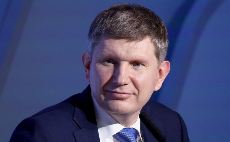 Министерство экономического развития РФ предложило сделать временный механизм параллельного импорта постоянной мерой. Об этом заявил глава ведомства Максим Решетников. В настоящее время механизм действует до конца 2026 года и позволяет ввозить в Россию определенные товары без согласия правообладателей. Перечень таких товаров утверждается Министерством промышленности и торговли РФ. Инициатива направлена на обеспечение стабильности поставок товаров в условиях санкционного давления. Постоянное закрепление механизма позволит избежать необходимости продления временных мер и создаст более предсказуемые условия для бизнеса. Параллельный импорт стал важным инструментом для поддержания экономической активности в стране после введения западных санкций. Решение о его постоянном применении будет обсуждаться на уровне правительства.. Минэкономики РФ, Параллельный импорт, Максим Решетников, Санкции, Минпромторг