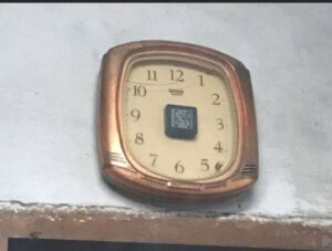 Зумеры снова всех удивили. На этот раз они представили часы 2 в 1, которые, по их словам, — «чудо инженерной мысли». Что же это за гаджет? Проще говоря, это часы, которые можно использовать как наручные, а при необходимости превратить в настольные. 🤯 «Это не просто часы, это стиль жизни», — заявляют создатели. Но давайте будем честными: кому это вообще нужно? Большинство из нас уже давно перешли на смартфоны, а часы остались скорее аксессуаром, чем необходимостью. Тем не менее, идея интересная. Возможно, это начало новой эры в мире гаджетов. Или просто очередной тренд, который исчезнет так же быстро, как и появился. Время покажет. ⏳ А вы бы купили такие часы?. Зумеры, Гаджеты, Технологии, Часы, Инновации